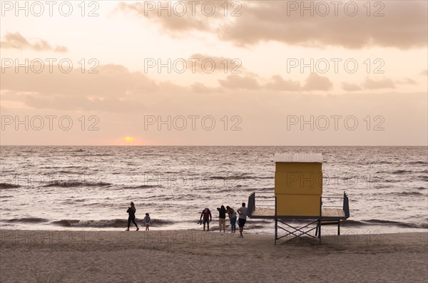 MONTEVIDEO, URUGUAY, Dezember 29, 2023: Beautiful sunset at Ramirez beach in Montevideo, Uruguay,