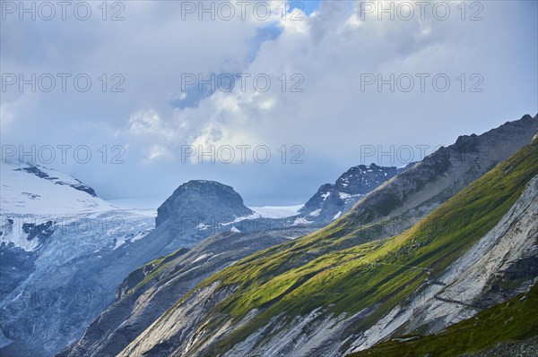 View from Franz Joseph Hoehe into the mountains (Grossglockner) with Pasterze at Hochalpenstrasse,