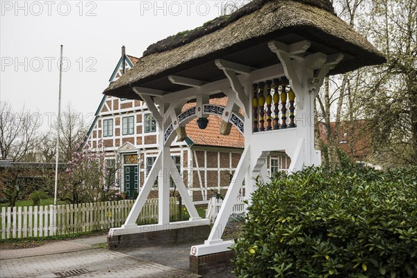 Half-timbered houses with thatched roofs, Steinkirchen, near Jork, Altes Land, Lower Saxony,
