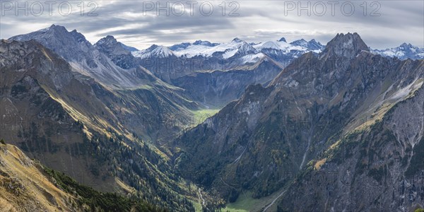 Mountain panorama from Laufbacher-Eckweg to Grosser Wilder, 2379m, into Oytal and to Hoefats,