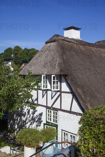 Old thatched half-timbered house in the Treppenviertel, residential building, Blankenese district,