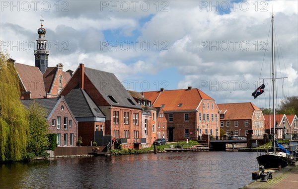 Falderndelft, view towards the bascule bridge Friedrich-Ebert-Strasse, upper left tower of the New