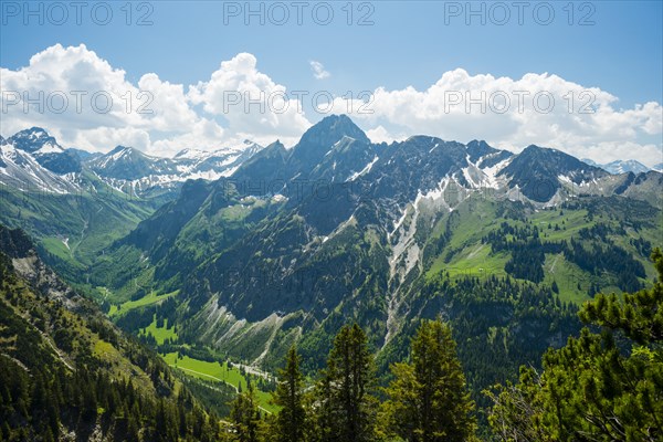 Panorama from the gliding path into the rear Oytal and to Hoefats, 2259m, Allgaeu Alps, Allgaeu,