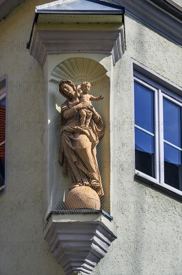 Oriel with figure of the Virgin Mary and baby Jesus with protective net, Kaufbeuern, Allgaeu,