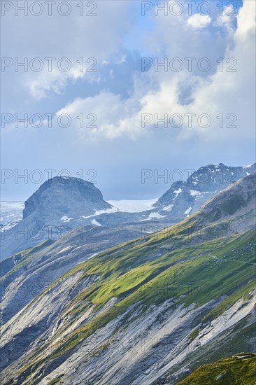 View from Franz Joseph Hoehe into the mountains (Grossglockner) with Pasterze at Hochalpenstrasse,