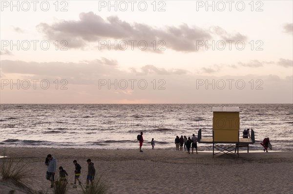 MONTEVIDEO, URUGUAY, Dezember 29, 2023: Beautiful sunset at Ramirez beach in Montevideo, Uruguay,