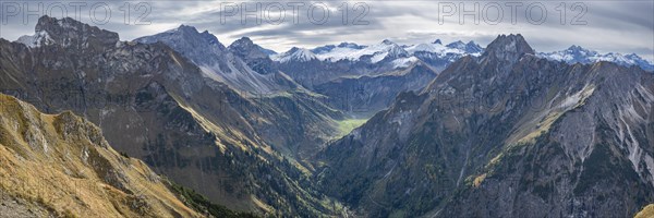 Mountain panorama from Laufbacher-Eckweg to Schneck, 2268m, Grosser Wilder, 2379m, into Oytal and