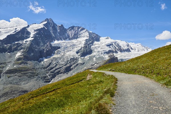View from Gamsgrubenweg at Franz Joseph Hoehe into the mountains (Grossglockner) with Pasterze on a
