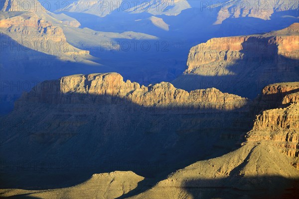 The shadow play of the morning hours emphasises the vastness of the rock faces of the Grand Canyon,