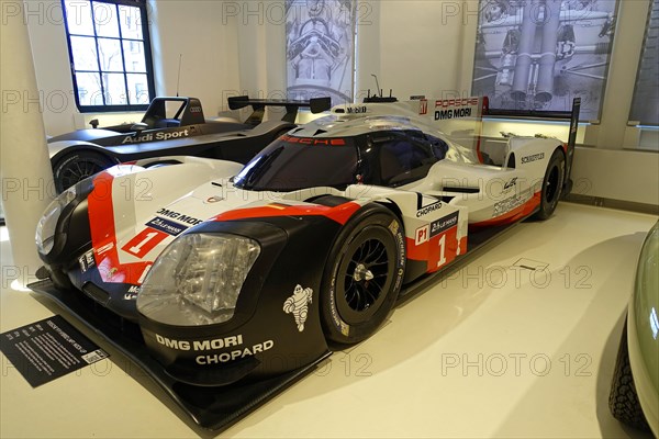 PORSCHE 919 HYBRID LMP1 MOCK-UP, side view of a Porsche Hybrid racing car in a showroom, AUTOMUSEUM