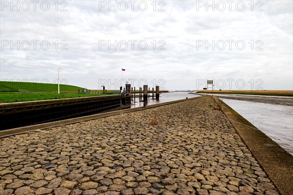 View from the lock Nieuwe Statenzijl RIchtung Dollart, to the right of the estuary birdwatching hut