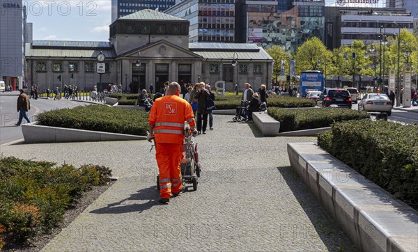 Employee of Berliner Stadtreinigung, Berlin, Germany, Europe