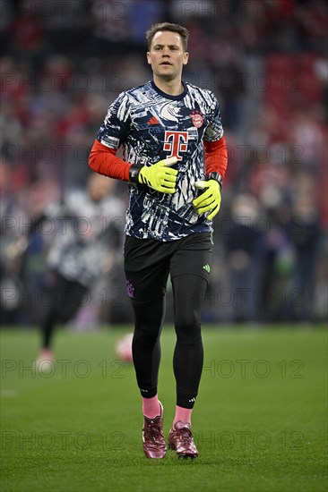 Goalkeeper Manuel Neuer FC Bayern Munich FCB (01) warming up, training, Allianz Arena, Munich,
