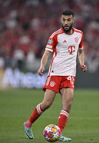 Noussair Mazraoui FC Bayern Munich FCB (40) Action on the ball Champions League, CL, Allianz Arena,