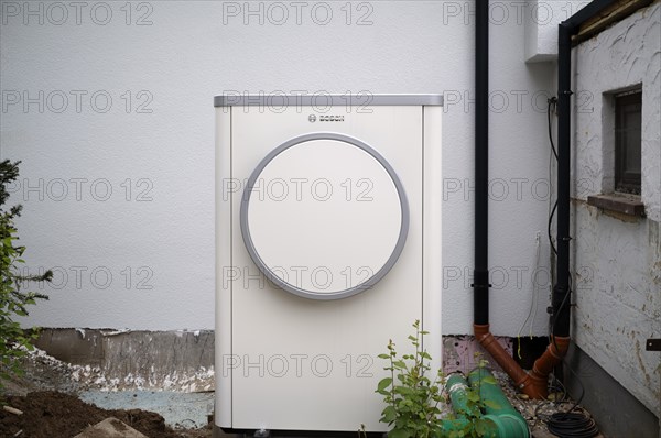 Bosch Compress 7400i AW air-to-water heat pump, logo, outdoor unit, heating hose, pipe,