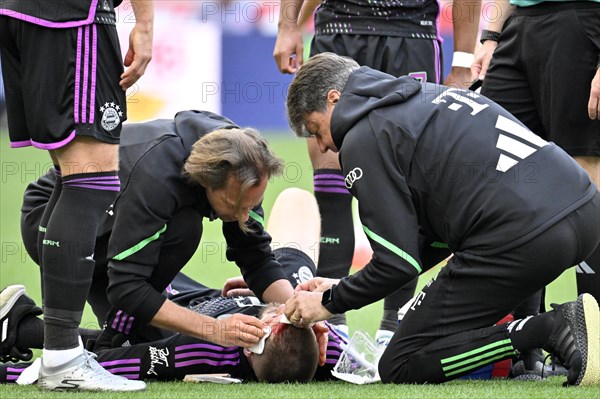 Eric Dier FC Bayern Munich FCB (15) injured, injury to the head, blood, laceration, head injury,