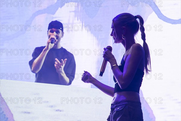 Daniel Grunenberg (singer and keyboarder) and Carolin Niemczyk (singer) from glass beads live on