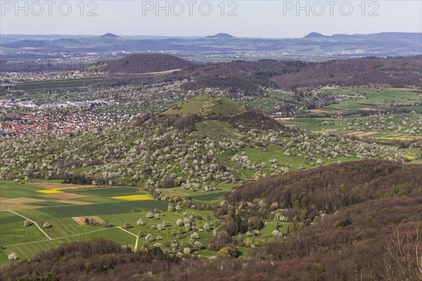 Breitenstein near Ochsenwang, rocky outcrop of the Swabian Alb, 811 metre high rocky plateau, view