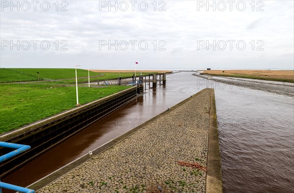 View from the lock Nieuwe Statenzijl RIchtung Dollart, to the right of the estuary birdwatching hut