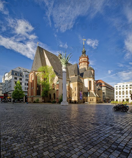 Nikolaikirche with the Nikolaisaeule by Markus Glaeser in memory of the Monday demonstrations,