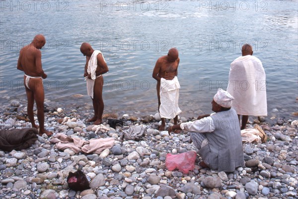 Hindu funerary ritual, men, bathing, Narayani river, terai, Nepal, Asia