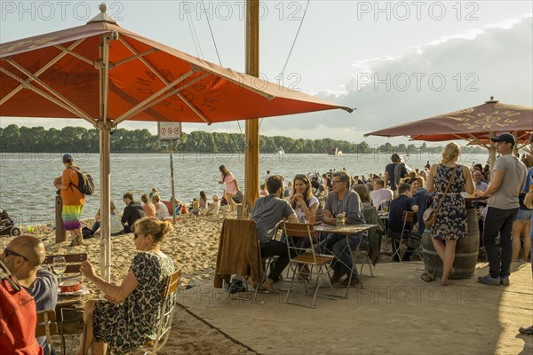 People on the beach, Strandbar Strandperle, Elbe beach, Oevelgoenne, Hamburg, Germany, Europe