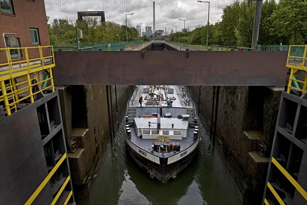 The motor tanker Wiki in the lock system Wanne-Eickel, Neue Suedschleuse, Rhine-Herne Canal, Herne,