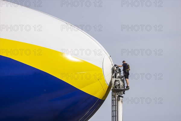 Preparation for flight on the zeppelin, the airship is uncoupled from the fastening mast,