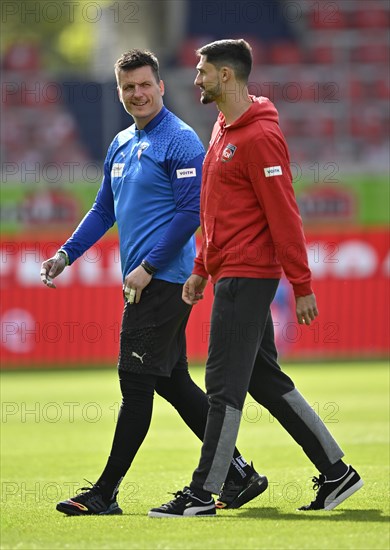 Tim Kleindienst 1. FC Heidenheim 1846 FCH (10) in conversation, discussion with goalkeeper Kevin