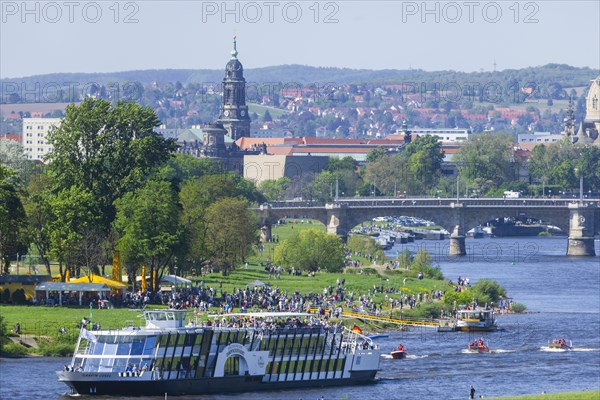Every year on 1 May, the historic passenger steamers (PD) and the two saloon ships of the White
