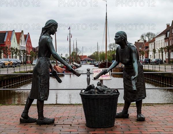 Sculptures of the Torfwieven, peat woman, group of figures by Karl-Ludwig-Boeke, art in public