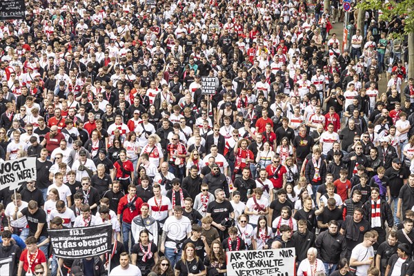 Protest march in front of the southern summit. Around 10, 000 VfB fans march to the stadium in