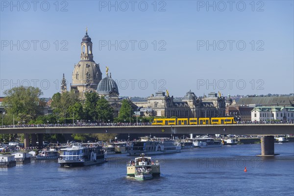 Every year on 1 May, the historic passenger steamers (PD) and the two saloon ships of the White