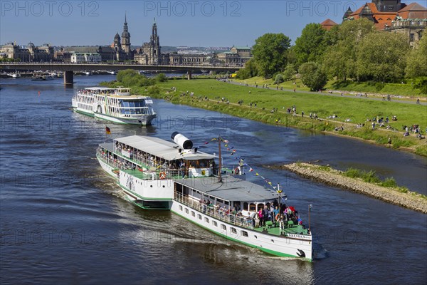 Every year on 1 May, the historic passenger steamers (PD) and the two saloon ships of the White