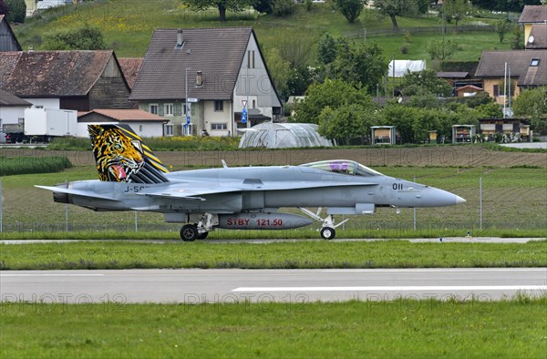 Swiss Air Force squadron aircraft J-5011 of the type McDonnell Douglas FA 18C Hornet with tiger