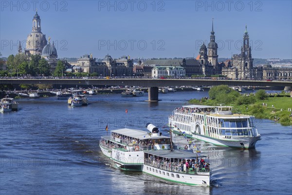 Every year on 1 May, the historic passenger steamers (PD) and the two saloon ships of the White