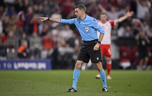 Referee Clement Turpin (FRA) Gesture, gesture, points to penalty spot, penalty, penalty kick,