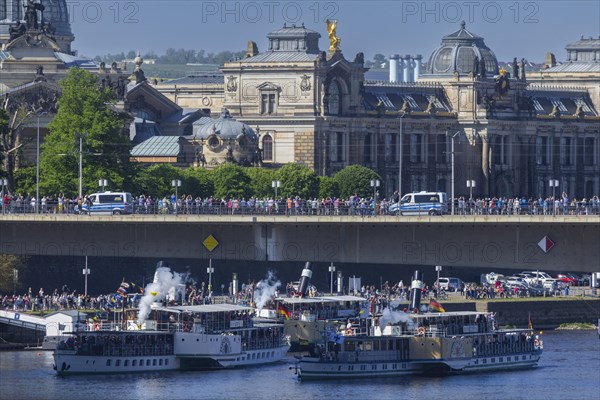 Every year on 1 May, the historic passenger steamers (PD) and the two saloon ships of the White