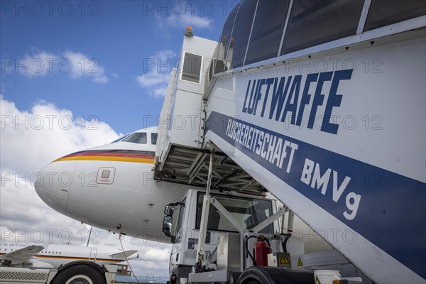 A staircase of the Federal Ministry of Defence Air Wing stands next to an Airbus A319 at