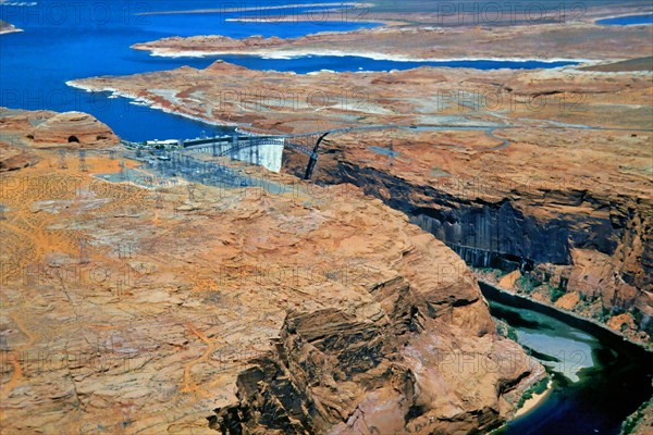 Glen Canyon Dam, damming the Colorado River by means of a gravity dam, damming Lake Powell, the