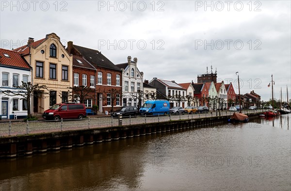 Row of houses on the north side, Old Oat in the small town of Weener, district of Leer,