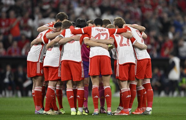 Team building, team circle in front of the start of the match FC Bayern Munich FCB, Champions