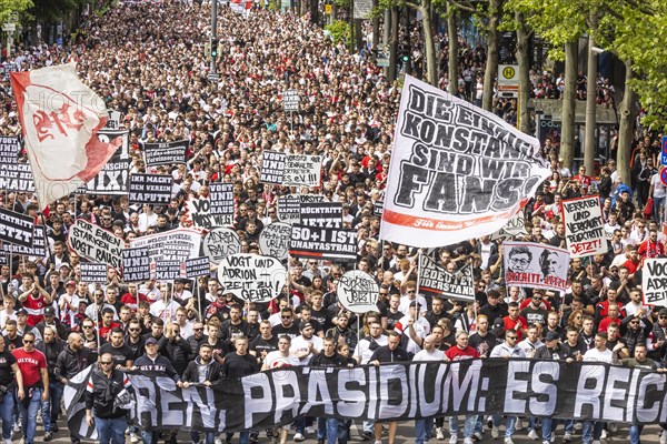 Protest march in front of the southern summit. Around 10, 000 VfB fans march to the stadium in