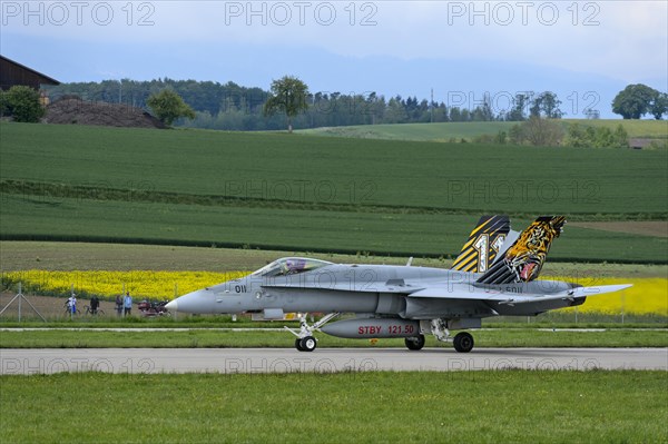 Swiss Air Force squadron aircraft J-5011 of the type McDonnell Douglas FA 18C Hornet with tiger