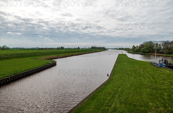 View from the Nieuwe Statenzijl lock of the Westerwolder Aa and Reiderwolder polder (from right),