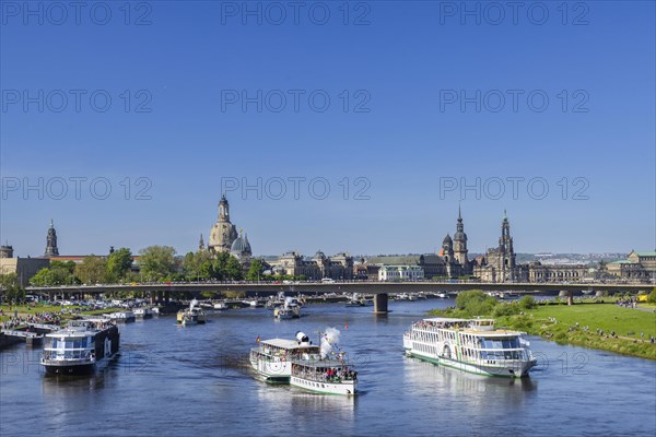 Every year on 1 May, the historic passenger steamers (PD) and the two saloon ships of the White