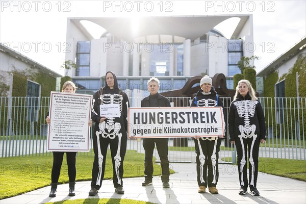 Hunger strikers Wolfgang Metzeler-Kick (2nd from left) and Michael Winter (2nd from right) and