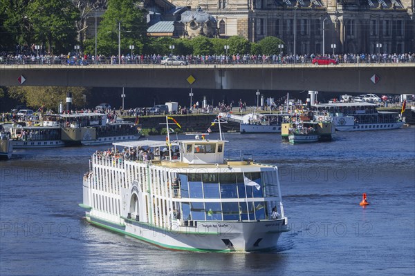 Every year on 1 May, the historic passenger steamers (PD) and the two saloon ships of the White