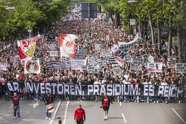 Protest march in front of the southern summit. Around 10, 000 VfB fans march to the stadium in