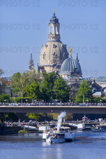 Every year on 1 May, the historic passenger steamers (PD) and the two saloon ships of the White